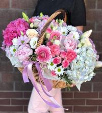 Композиция солнечный день в Труновском Цветочная композиция из Розы, Хризантемы, Пионы и Лизиантусы в корзине в Труновском